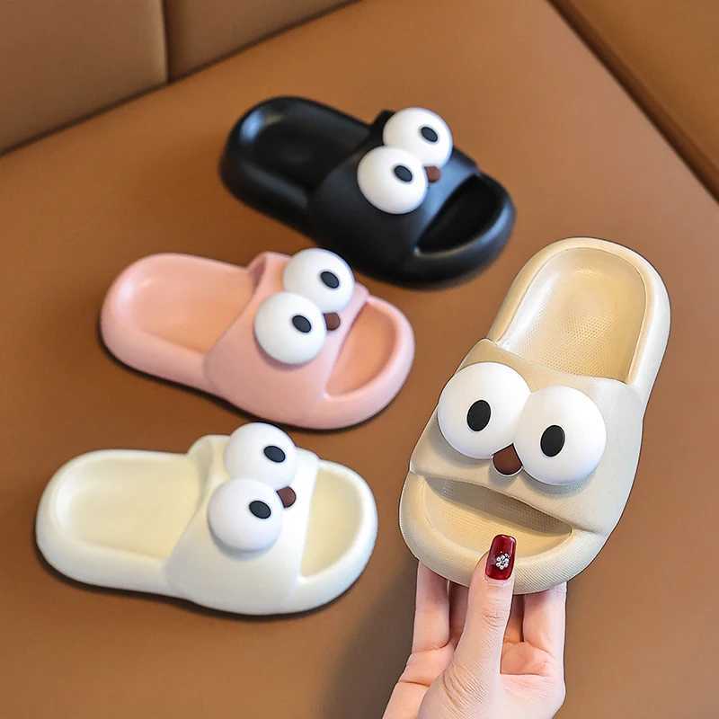 Slipper A pair of cartoon big eyes outline the anti slip soft bottom slider and the cloud like home slider has a thick bottom to f S25326