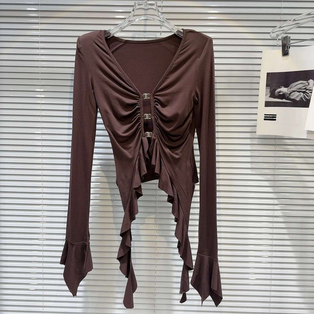 Autumn New Arrival Long Flare Sleeve Metal Buckles Ruffles Tassel Hollow Out Slim T Shirt Women Gs038