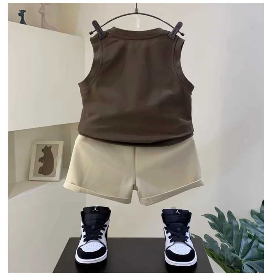 Childrens clothing set summer 2024 new sleeveless T-shirt and two-piece childrens clothing set for baby boysT250327