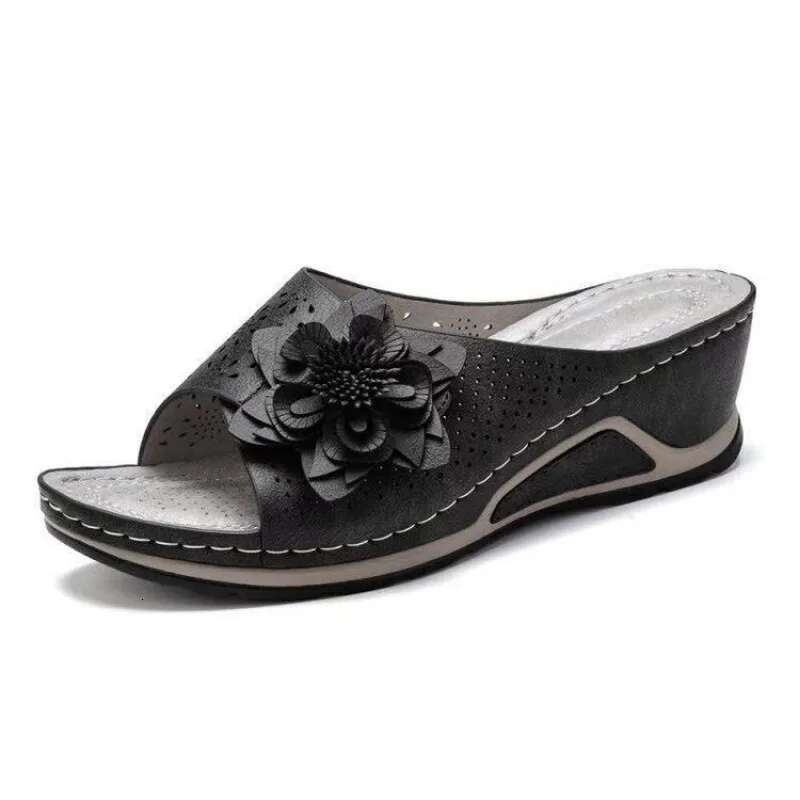 2025 Summer New Women's Slippers Casual Shoes Hollow Designer Fashion Slope Heel Beach Shoes Outdoor Platform Comfortable Non slip Sandals