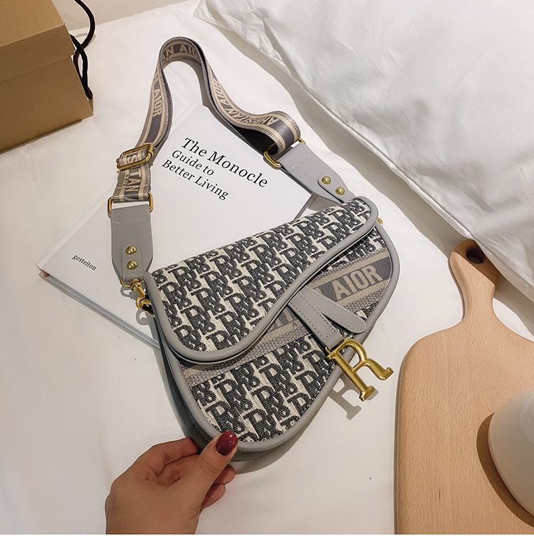 new Small crossbody backpack with wide shoulder strap novel niche design fashionable hot and Western-style bag