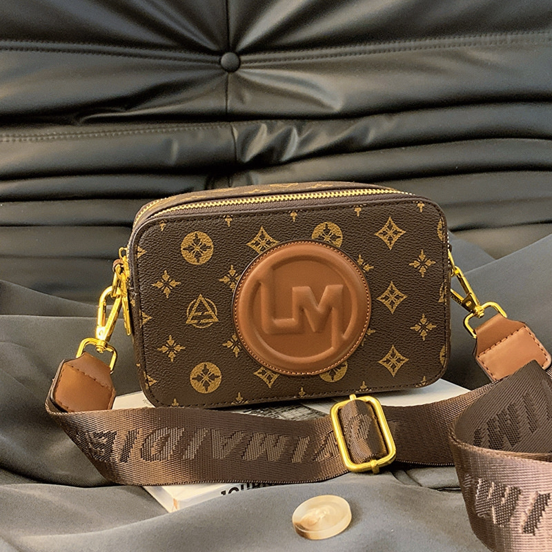 Free shipping 2025 New designer bag Fashion printed letter single shoulder crossbody bag high-grade texture daily match for women