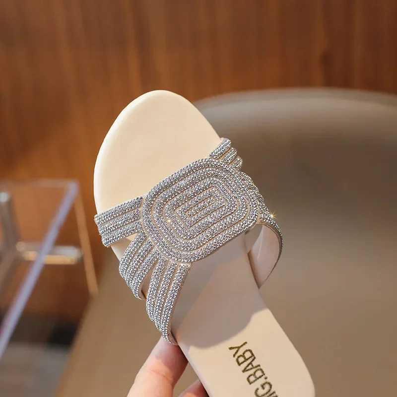 Slipper 2024 Summer Childrens Princess Slide Suitable for Girls Flat Water Diamond Fashion Edition Soft and Comfortable Casual Shoes S25326