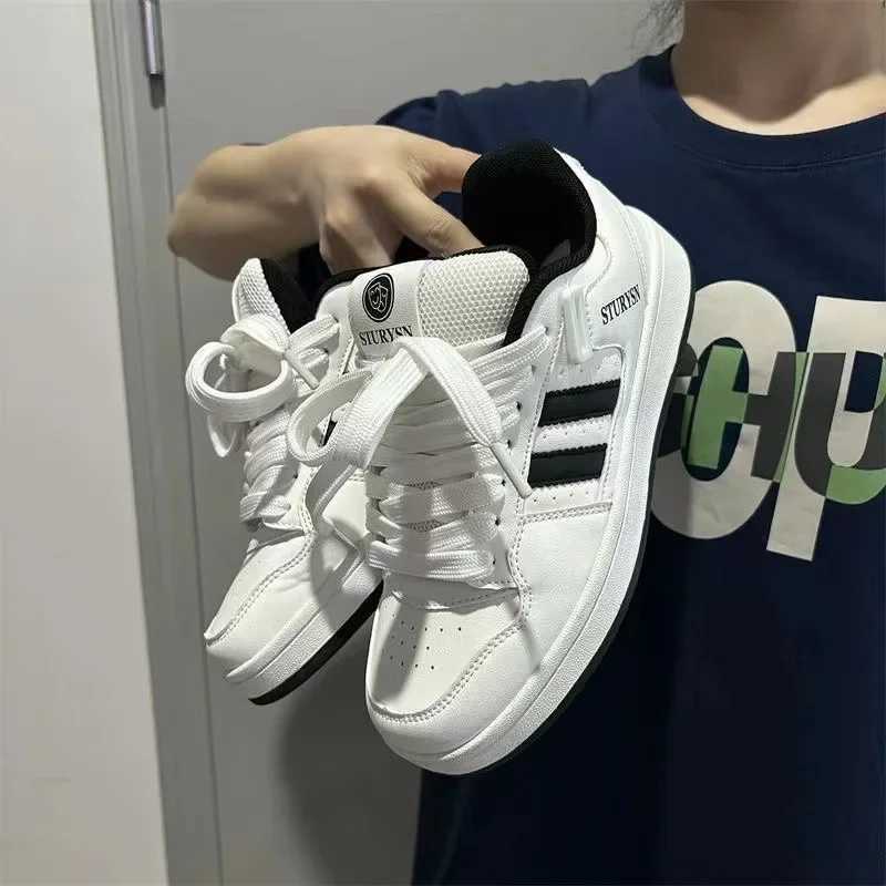 Womens luxury Zapatillas Lacotivas Mujer mens skateboarding bread shoes retro national trend sports shoes board womens skateboarding sports shoes Y250