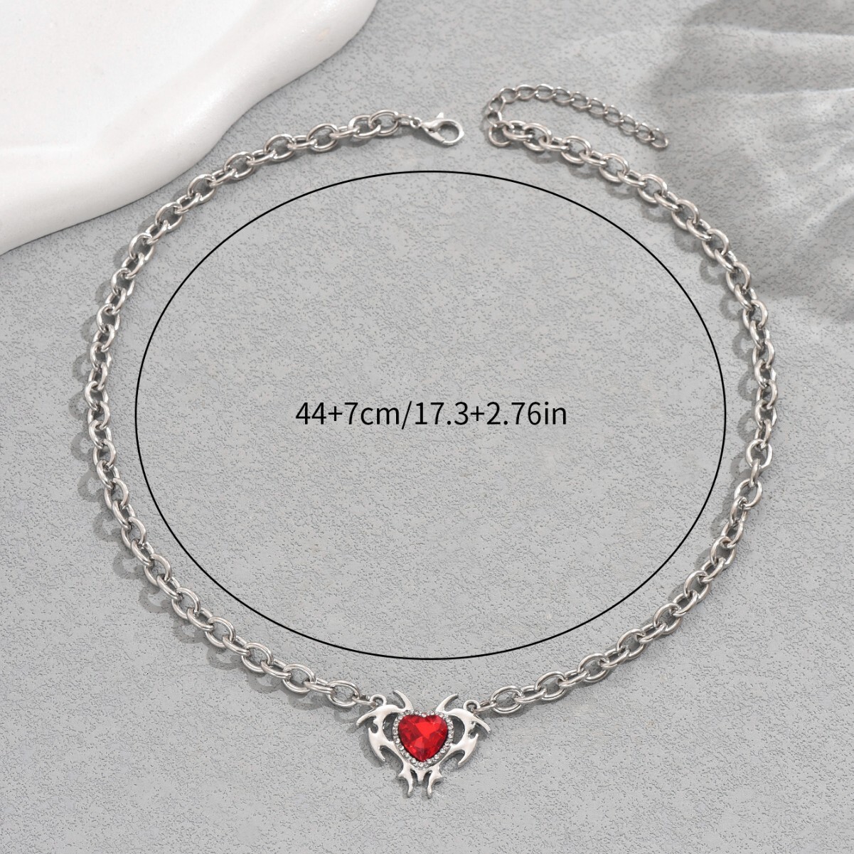Geometric hip-hop style heart-shaped necklace for women versatile niche diamond studded design high-end clavicle chain necklace accessory