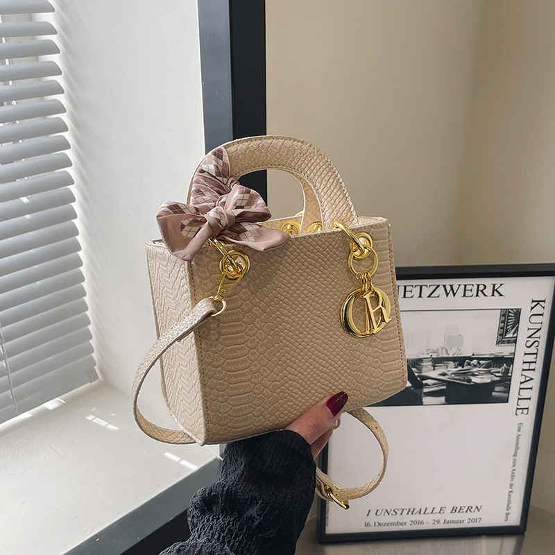 Women's bag new crocodile handbag Silk scarf woven Diana bag hand bill shoulder diagonal span 2025s hot