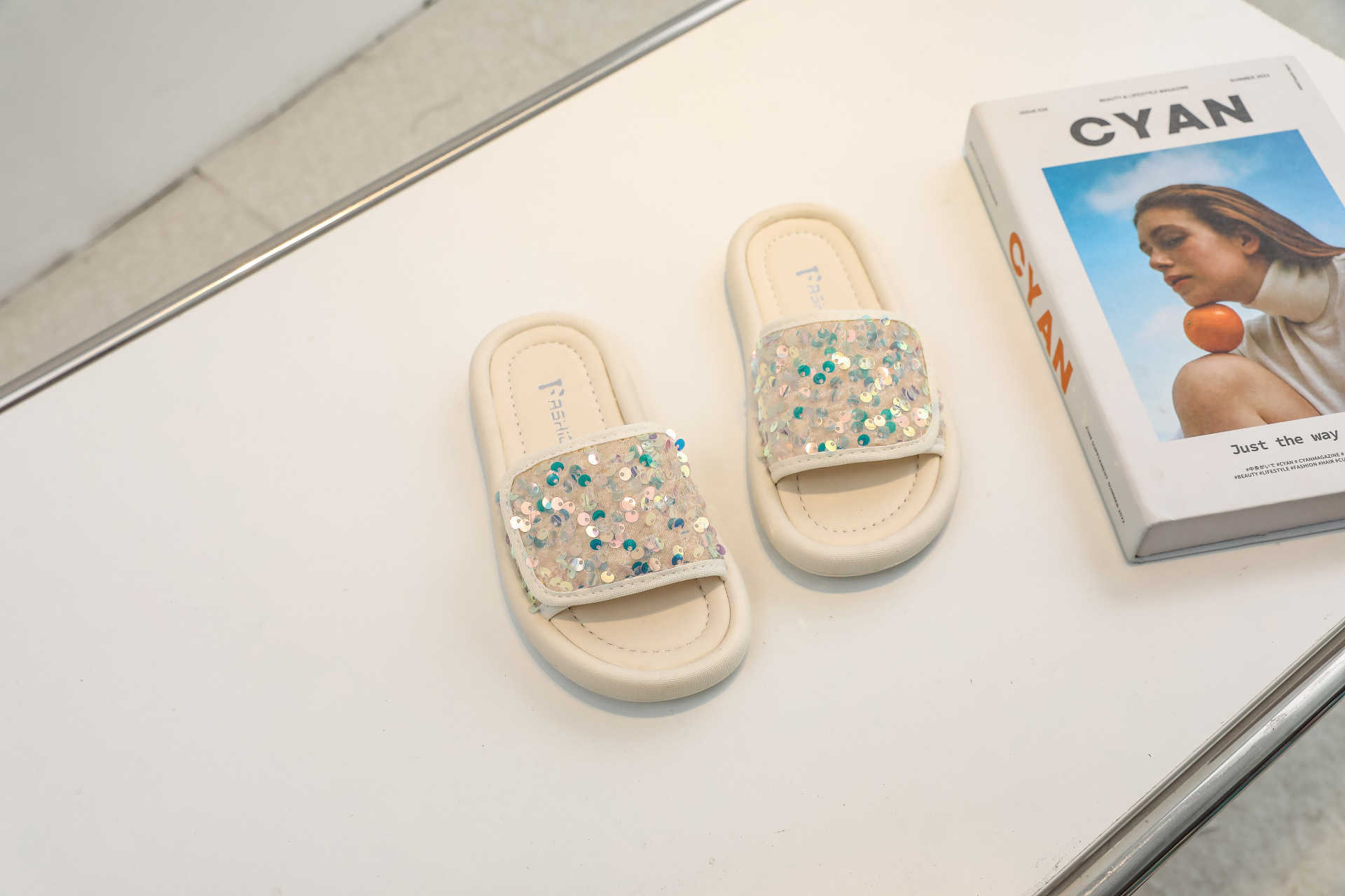 Slipper Large size girls sandals childrens sequins one line drag summer new style little girls beach shoes S25326