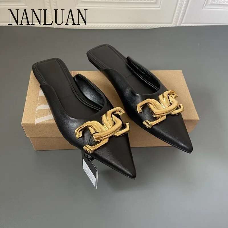 Boutique Fashionable Womens New Style Comfortable Flat Women's Shoes High Quality Metal Decorative Fashion Slippers