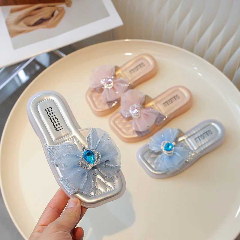 Slipper 2024 Summer Childrens Sandals Bow Flat Open Toe Childrens Slide Non slip Flip Cover Girls Sandals Cute Princess Beach Slide S25326