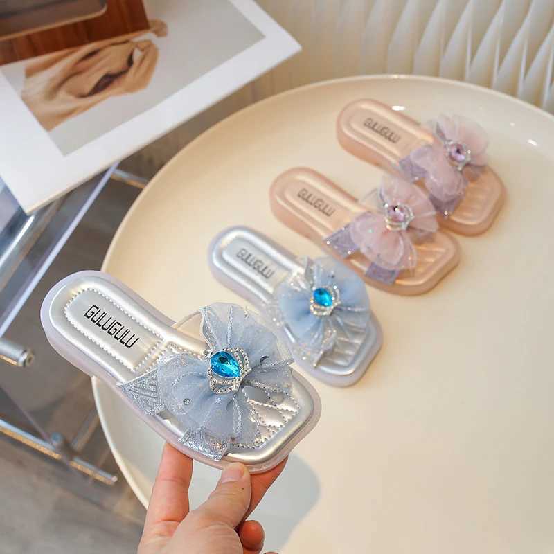 Slipper 2024 Summer Childrens Sandals Bow Flat Open Toe Childrens Slide Non slip Flip Cover Girls Sandals Cute Princess Beach Slide S25326