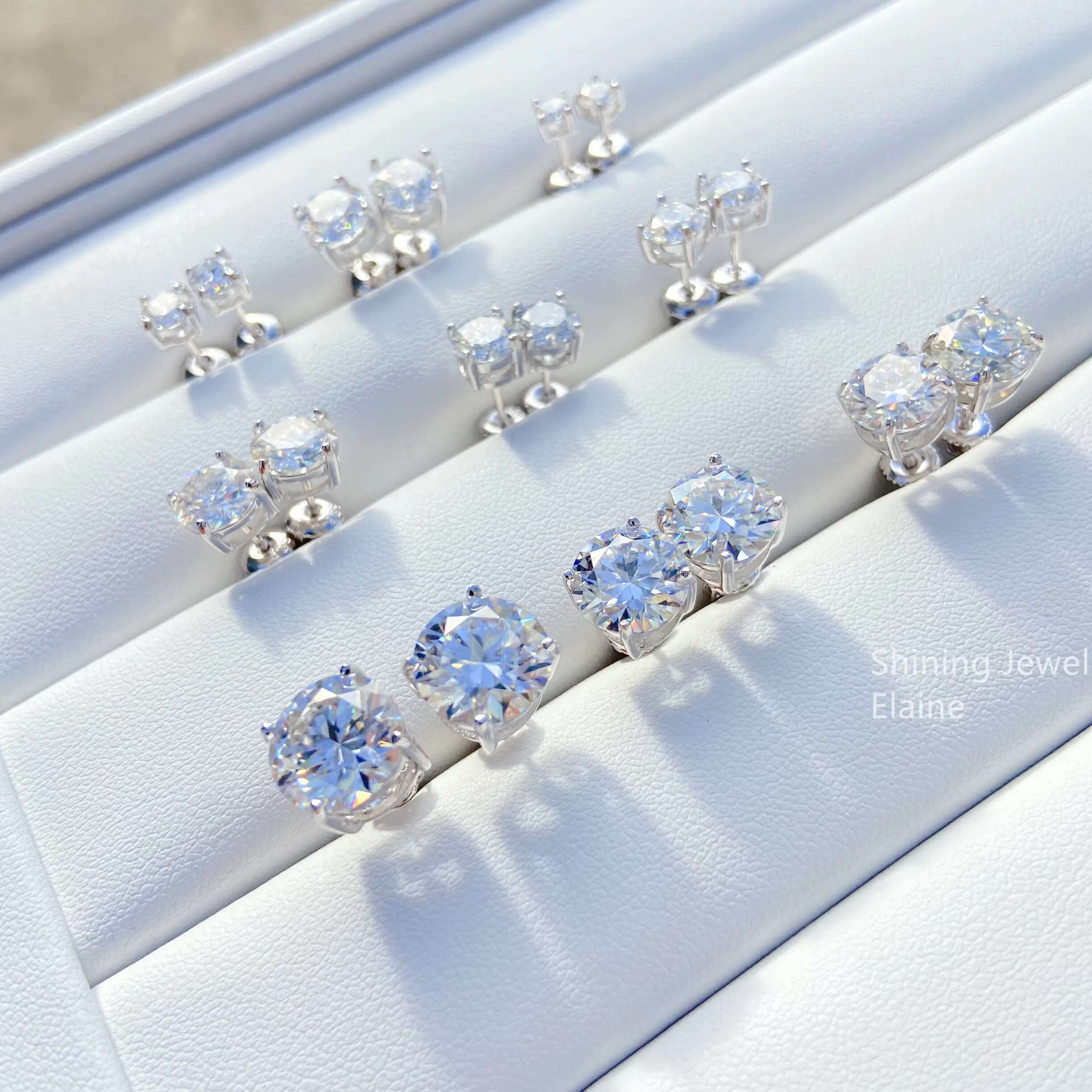 Luxury Cute Small Earrings Classic Design Four Claws Round VVS Moissanite Lab Diamond Sterling Silver 925 Stud Earrings
