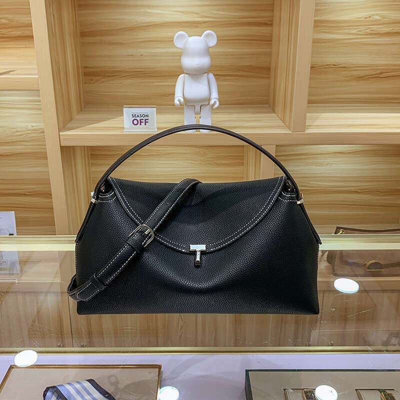 Small high-end T-shaped buckle with large capacity single shoulder crossbody versatile commuter handbag, underarm bag, women's 2025 new style, ch