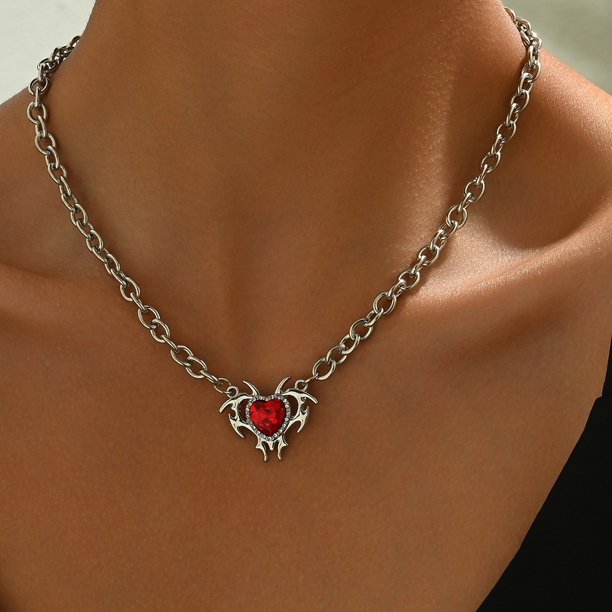 Geometric hip-hop style heart-shaped necklace for women versatile niche diamond studded design high-end clavicle chain necklace accessory