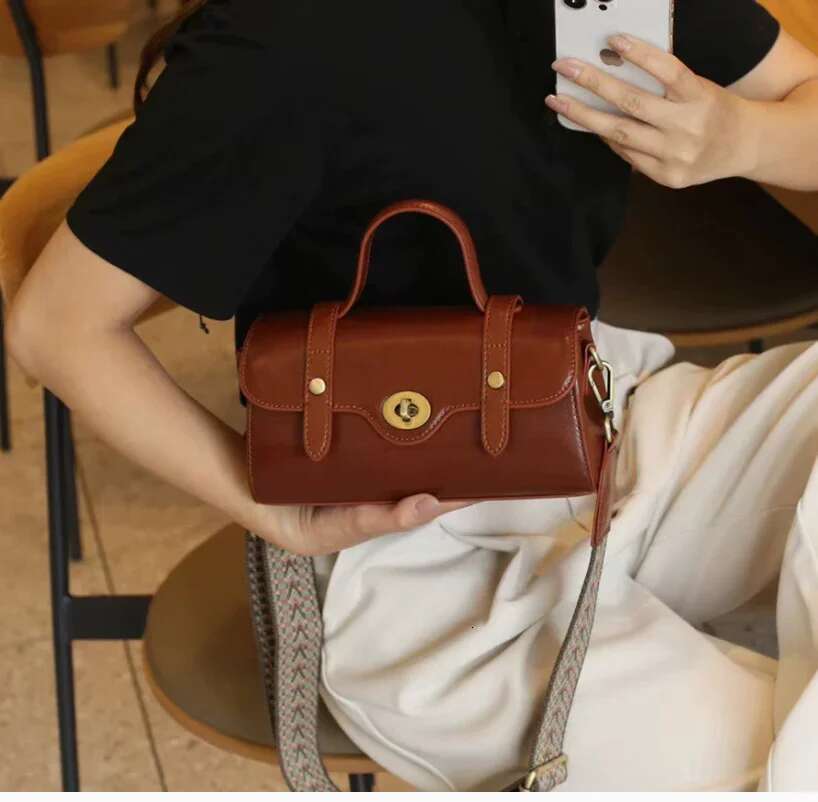 2025 New Designer Baguette Cowhide Women Handbag Fashion Mini Party Shopping Slant Vintage Cambridge Bag