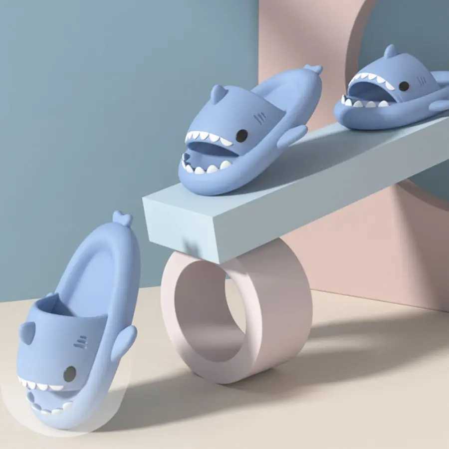 Slipper 2024 New Summer Shark Slide Womens Slide Mens Bathroom Flip up Slippers Home Non slip Flat Shoes Outdoor Childrens Fun Sandals S25326