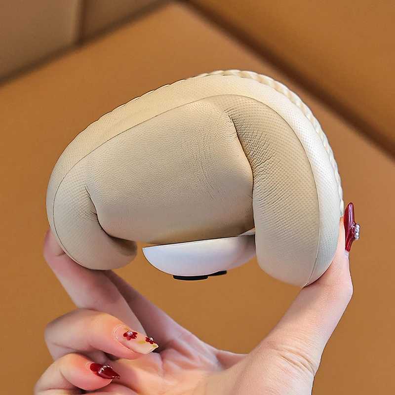 Slipper A pair of cartoon big eyes outline the anti slip soft bottom slider and the cloud like home slider has a thick bottom to f S25326