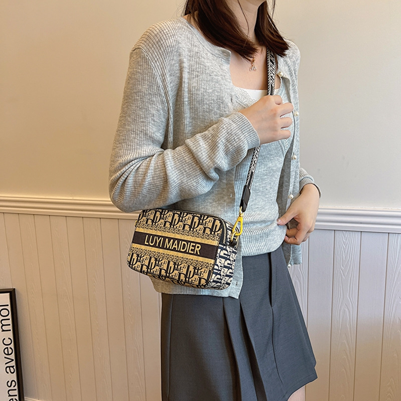 Free shipping 2025 New designer bag Fashion printed letter single shoulder crossbody bag high-grade texture daily match for women