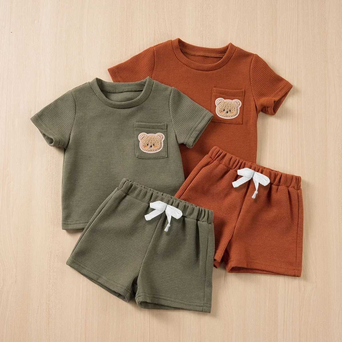 Cute little bear pocket short sleeved two-piece mens casual suitT250327