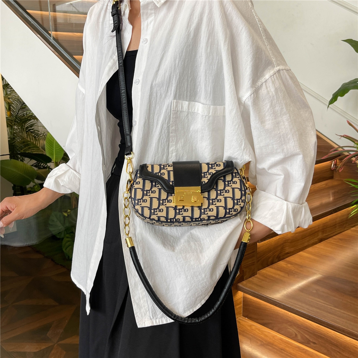 design 2025 new Women's crossbody saddle style in Europe America with chain color-blocking popular versatile single-shoulder and underarm ladies 