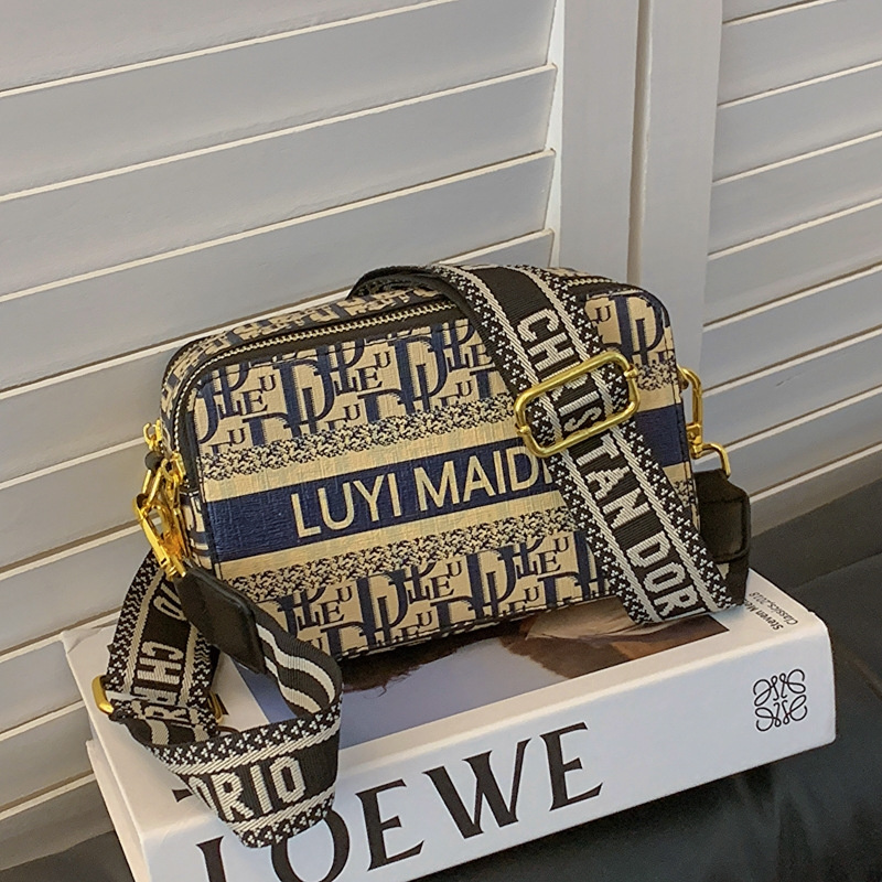 Free shipping 2025 New designer bag Fashion printed letter single shoulder crossbody bag high-grade texture daily match for women