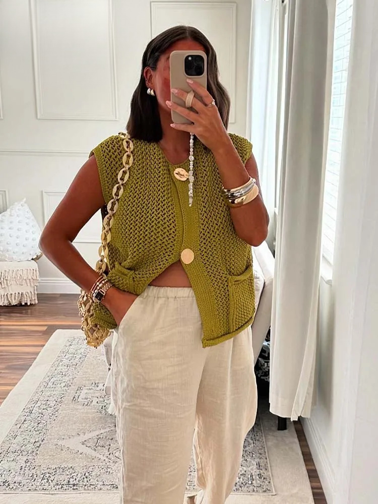 Women Fashion Sleeveless Coarse Needle Knitting Vest Sweater Female Chic Big Pockets Patch Buttons Cardigan Waistcoat Tops