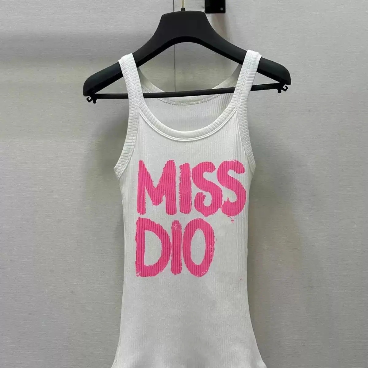 Top 25 Womens Sexy Vests in the Year of Snake Early Spring Limited Edition Letter Graffiti Printed White Ribbon Knitted Vest for Women 250326