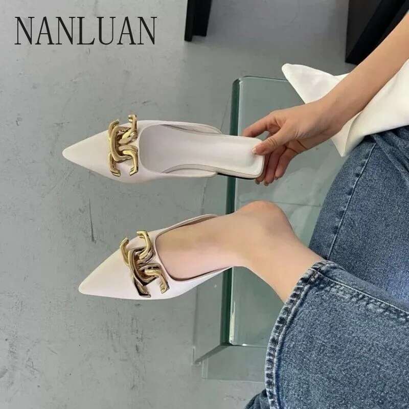 Boutique Fashionable Womens New Style Comfortable Flat Women's Shoes High Quality Metal Decorative Fashion Slippers
