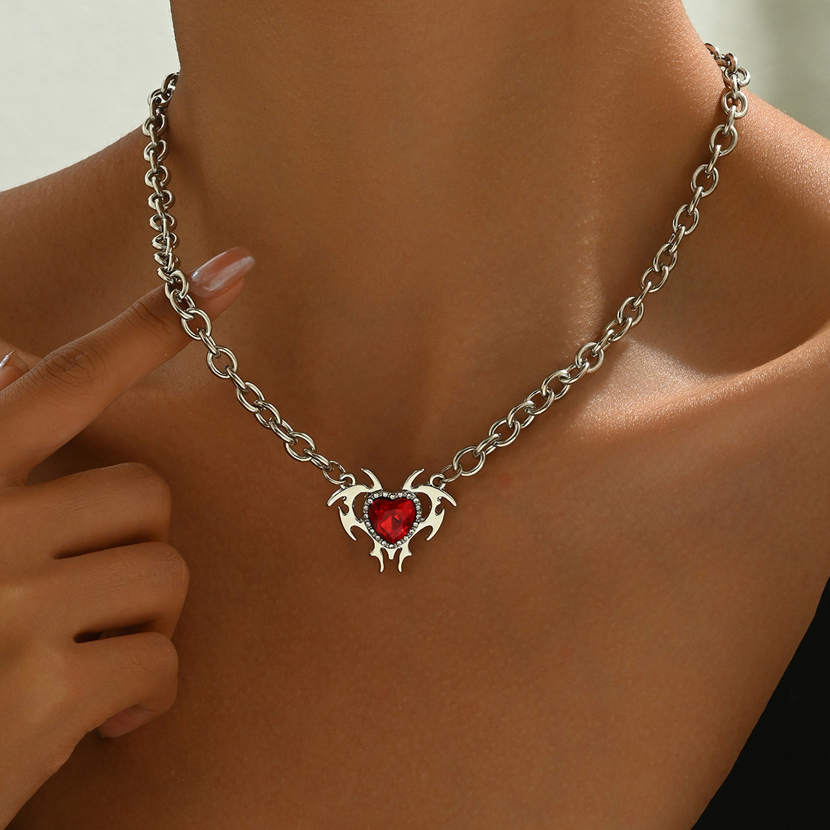 Geometric hip-hop style heart-shaped necklace for women versatile niche diamond studded design high-end clavicle chain necklace accessory