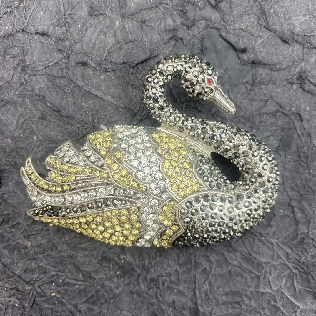 Medieval Vintage vintage black swan inlaid with Czech diamonds high-quality badge brooch 250326