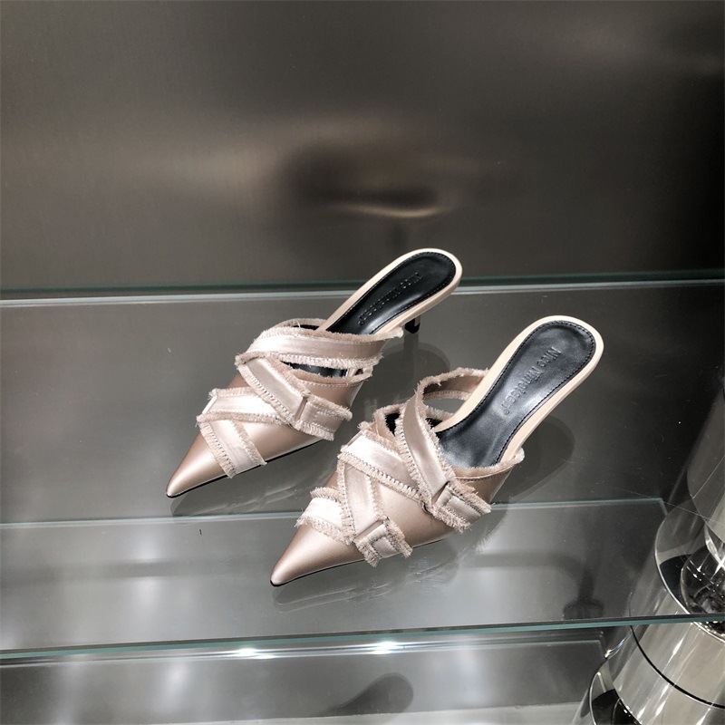 designer shoes 2025 new Women's summer outdoor cool slippers style pointed-toe denim mules Low heel Half slippers with covered toes