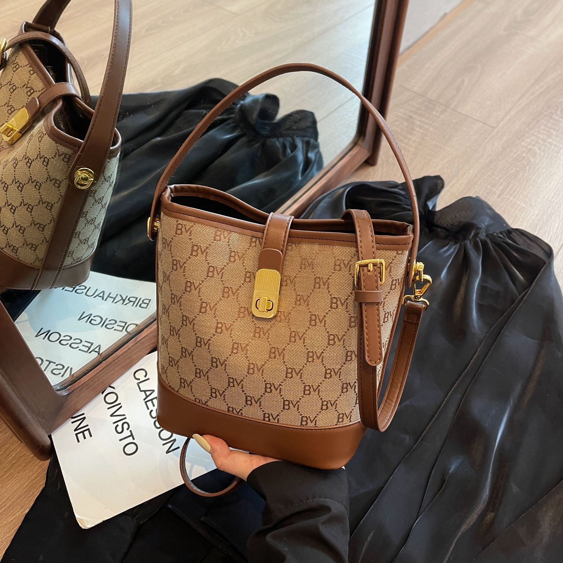 design bag 2025 fashion bucket bag women's hand-held shoulder bag with high-quality texture large capacity and small size crossbody bag