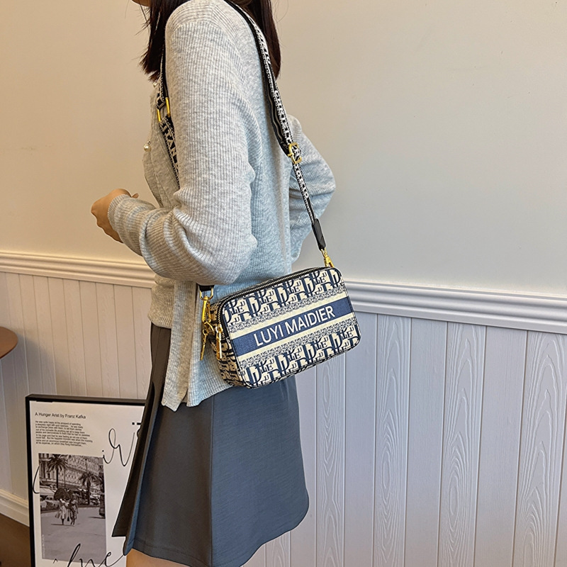 Free shipping 2025 New designer bag Fashion printed letter single shoulder crossbody bag high-grade texture daily match for women