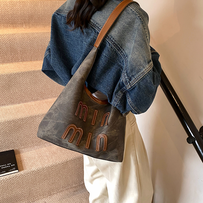 Casual retro large capacity bag women's new personality fashion single shoulder crossbody bag Tote bag 2025s hot