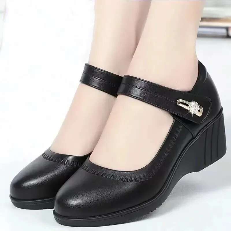 2025 Summer New Women's Quality Slope Heel Women's Casual Street Comfort Black Student Designer Fashion High Heels