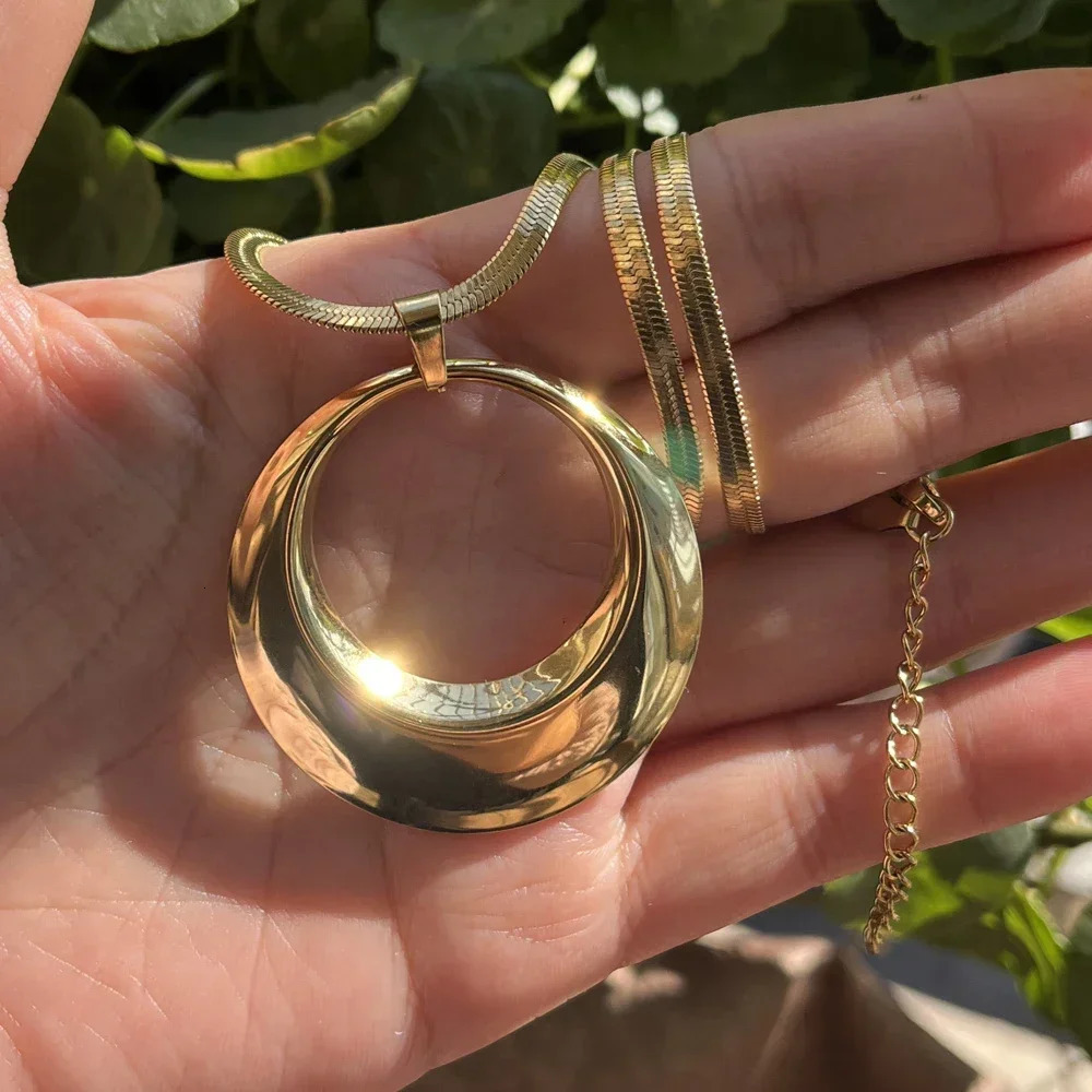 Stainless steel exhaust punk large circular Oshaped pendant necklace for women short and chubby snake blade chain wheel hub steam jewelry 250325