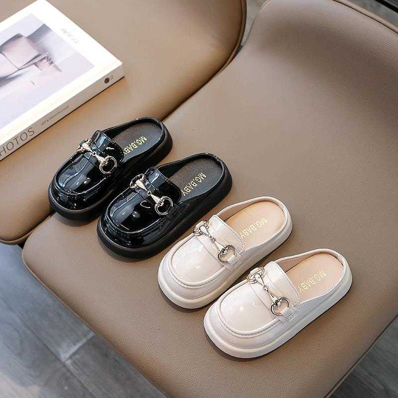 Slipper Girls slippers for summer 2023 new styles for medium and large childrens outdoor wear soft soled sandals with toe caps childrens fashionable p
