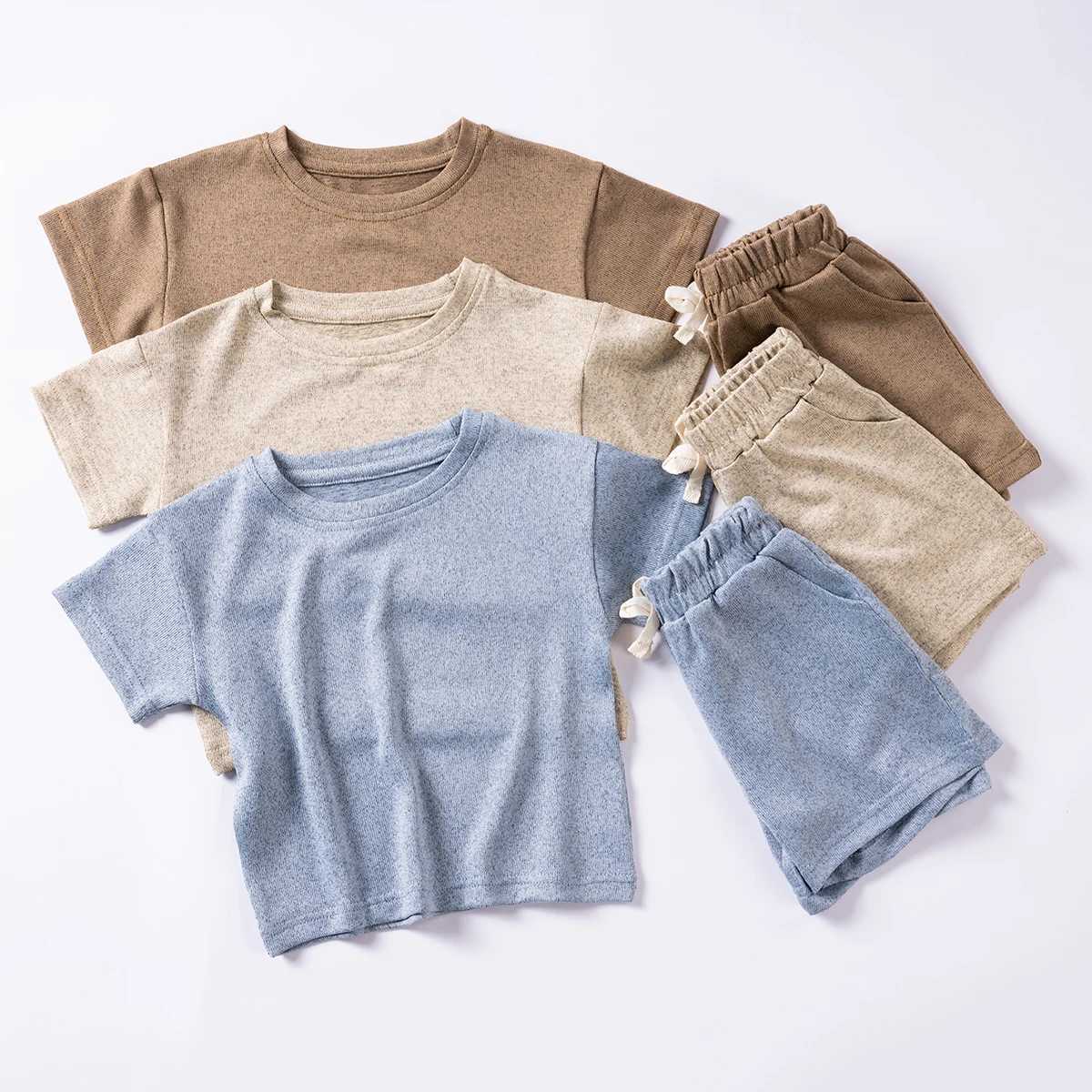 Childrens solid casual set 1-6Y fashionable T-shirt+shorts 2-piece clothing set for children and boys simple sportswear for summerT250327