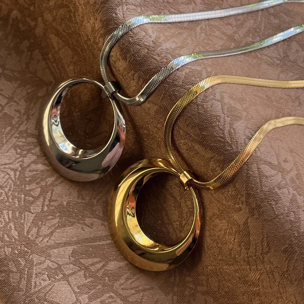 Stainless steel exhaust punk large circular Oshaped pendant necklace for women short and chubby snake blade chain wheel hub steam jewelry 250325