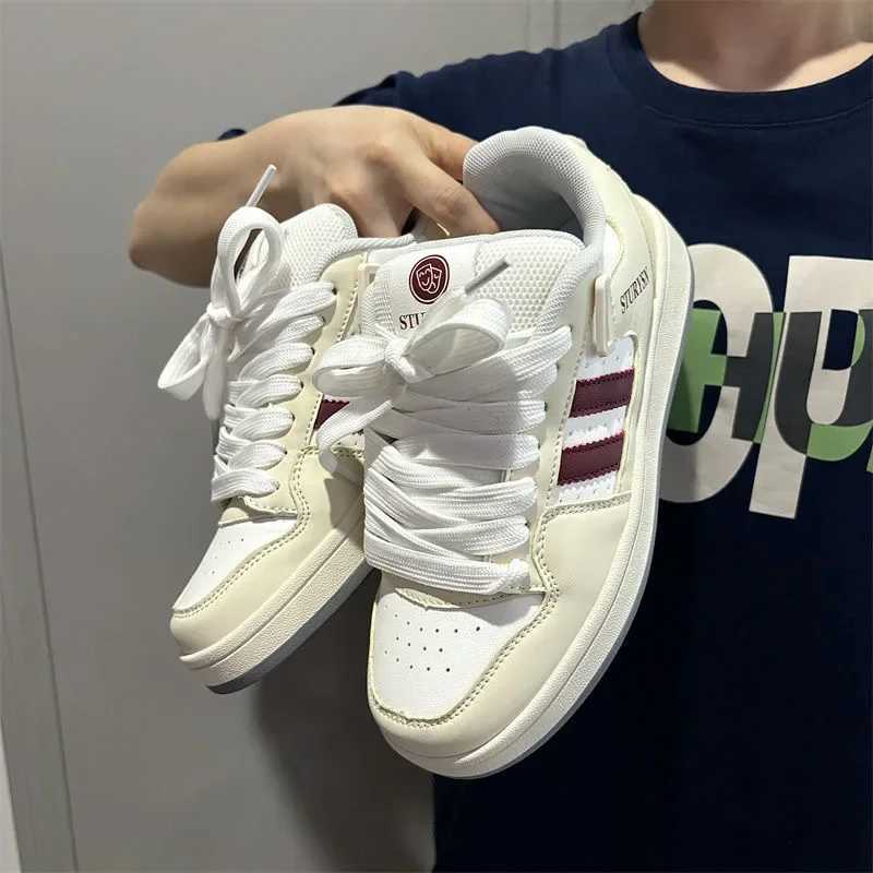 Womens luxury Zapatillas Lacotivas Mujer mens skateboarding bread shoes retro national trend sports shoes board womens skateboarding sports shoes Y250