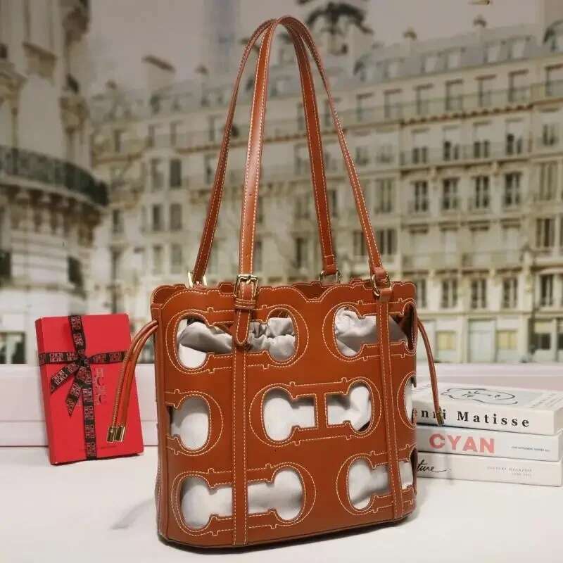 CH High-End Brand Fashionable Hollow Design Handbag Large Capacity Simple Solid Color Women's Shoulder Bag