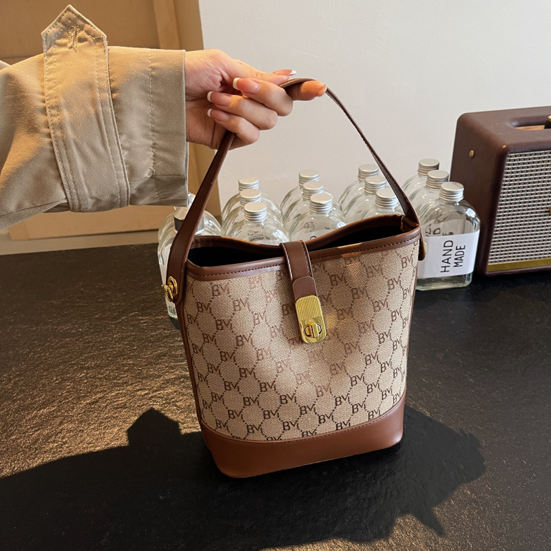 design bag 2025 fashion bucket bag women's hand-held shoulder bag with high-quality texture large capacity and small size crossbody bag