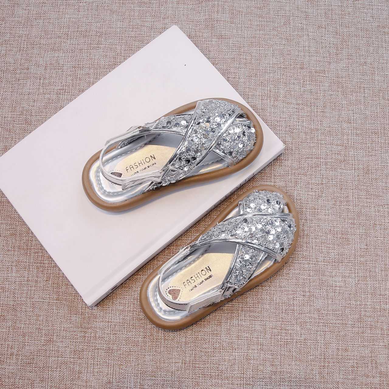Slipper Childrens Fashion Glitter Cold Slippers 2025 Korean Edition Summer New Style Wear One Line Casual Versatile Slippers Trendy S25326