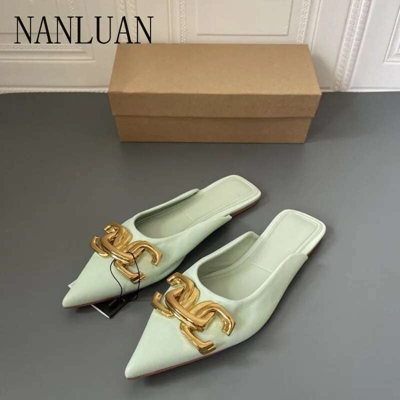 Boutique Fashionable Womens New Style Comfortable Flat Women's Shoes High Quality Metal Decorative Fashion Slippers