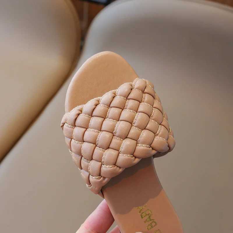 Slipper Childrens sliders girls fashionable princess shoes soft soles girls sandals breathable summer beach shoes girls childrens shoes S25326
