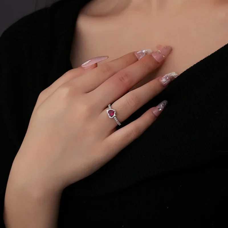 Hot selling 925 sterling silver ring sparkling red heart crystal ring original charming womens jewelry party giftXJ250327