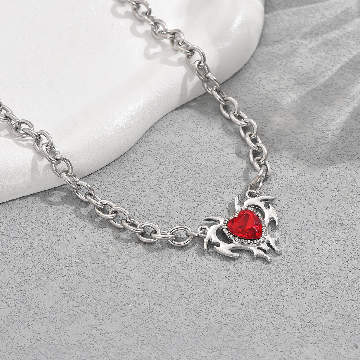 Geometric hip-hop style heart-shaped necklace for women versatile niche diamond studded design high-end clavicle chain necklace accessory