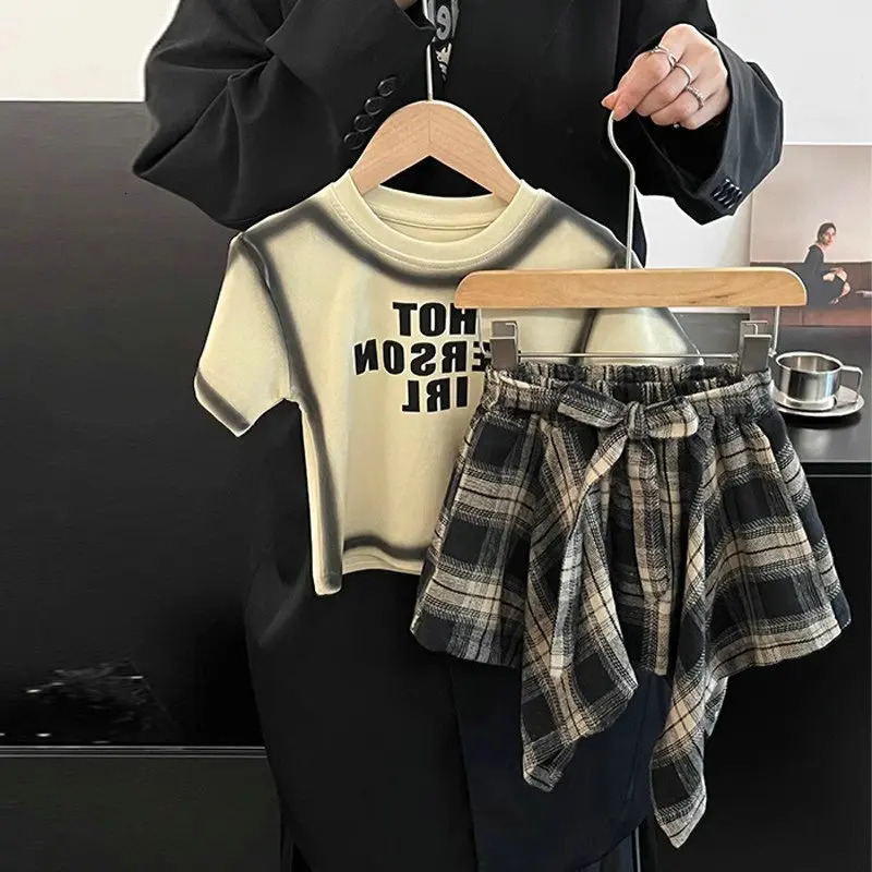 Summer Childrens Clothing Girl Set Fashionable Letter Stroke Edge Short Sleeved T-ShirtStreet Style Irregular Plaid Half Skirt 250326