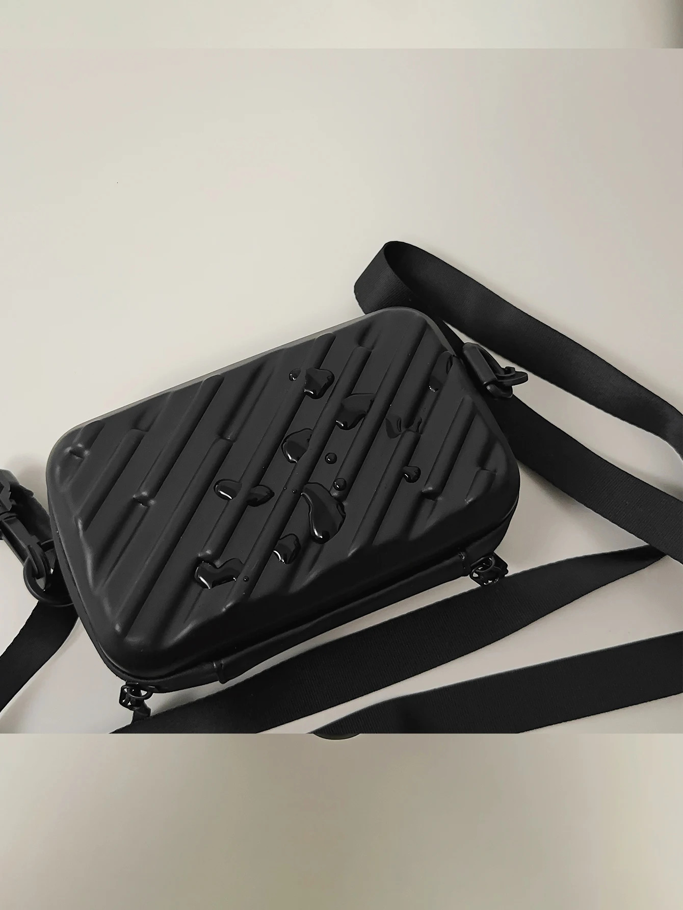 Mens simple and lightweight luggage fashionable meteor shower diagonal shoulder bag black pressed shell mens cross body 250326