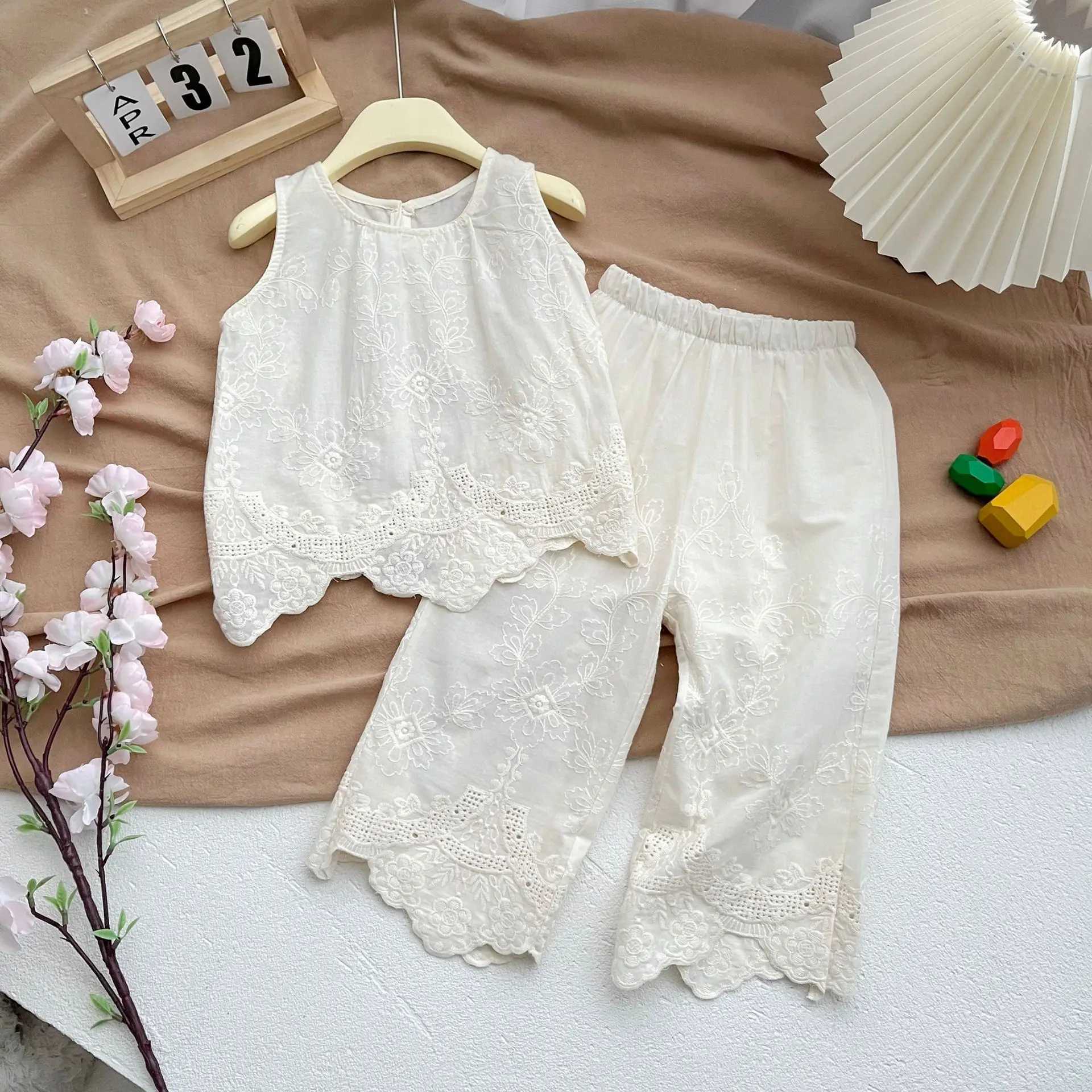 Girls Summer Set 2024 New Embroidered Top and Lace Pants Lightweight Two piece Casual and Comfortable Outdoor Clothing for ChildrenT250327
