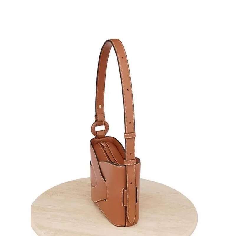 2025 New High-End Light Underarm Girl Leather Messenger Handbag Simple Woven Bag Woman Crossb Designer Bag